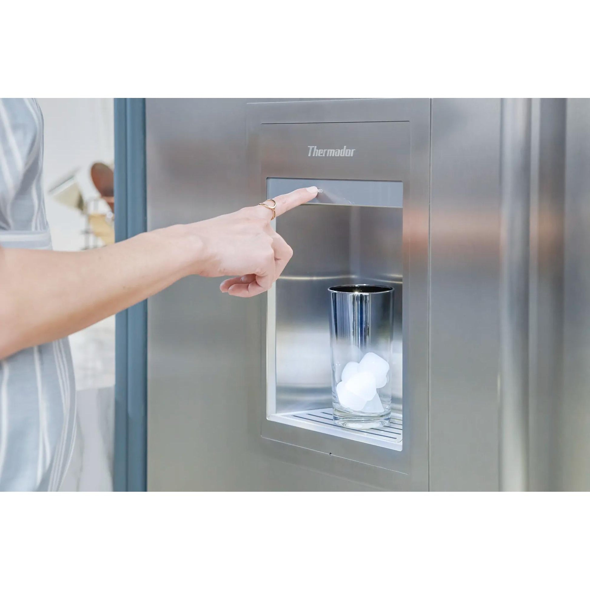 Thermador 7.8 cu.ft. Upright Freezer with SuperFreeze® T18ID905LP IMAGE 8