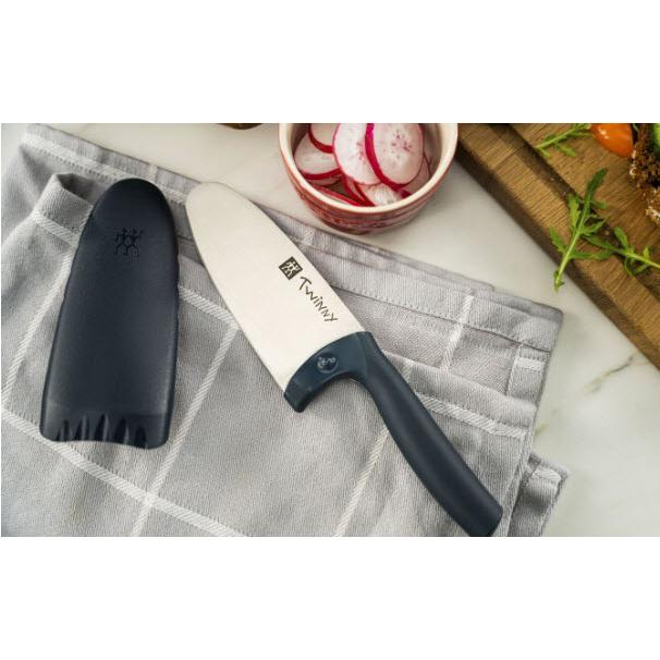 Zwilling 4-inch Chef's Knife 1009472 IMAGE 15
