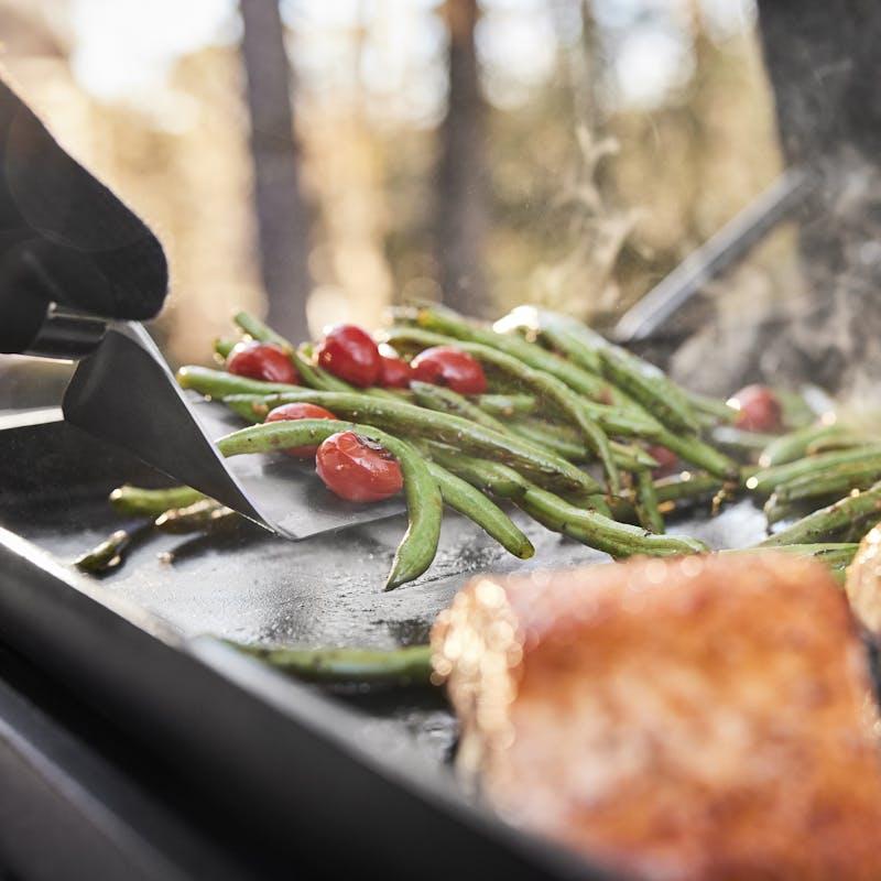 Weber Slate™ 30-inch Griddle with Extendable Side Table 1500013 IMAGE 8