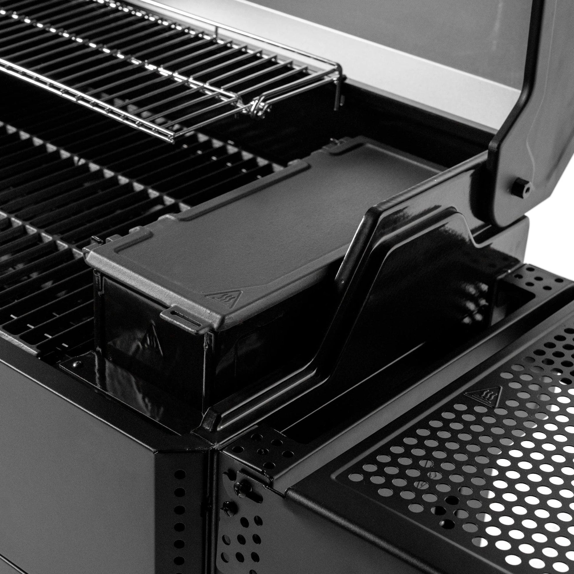 Masterbuilt AutoIgnite™ Series 545 Charcoal Grill MB20041124 IMAGE 5