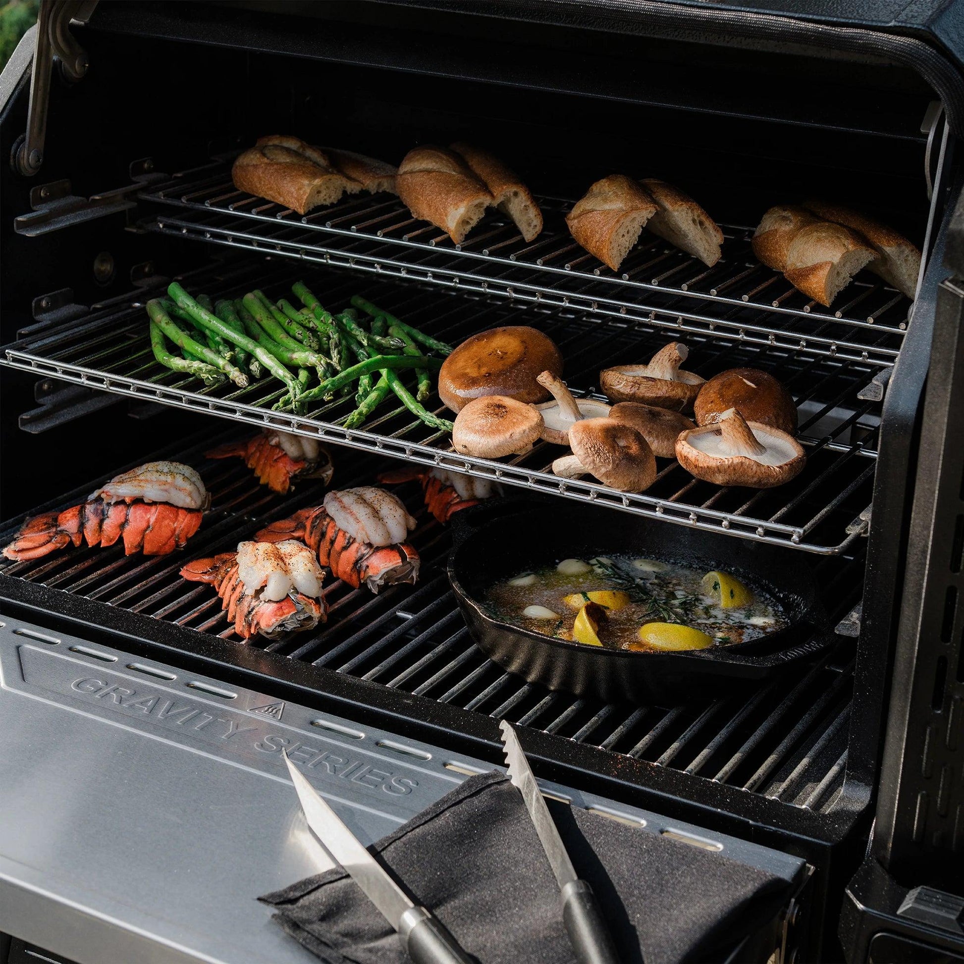 Masterbuilt Gravity Series® XT Digital Charcoal Grill + Smoker MB20041223 IMAGE 4