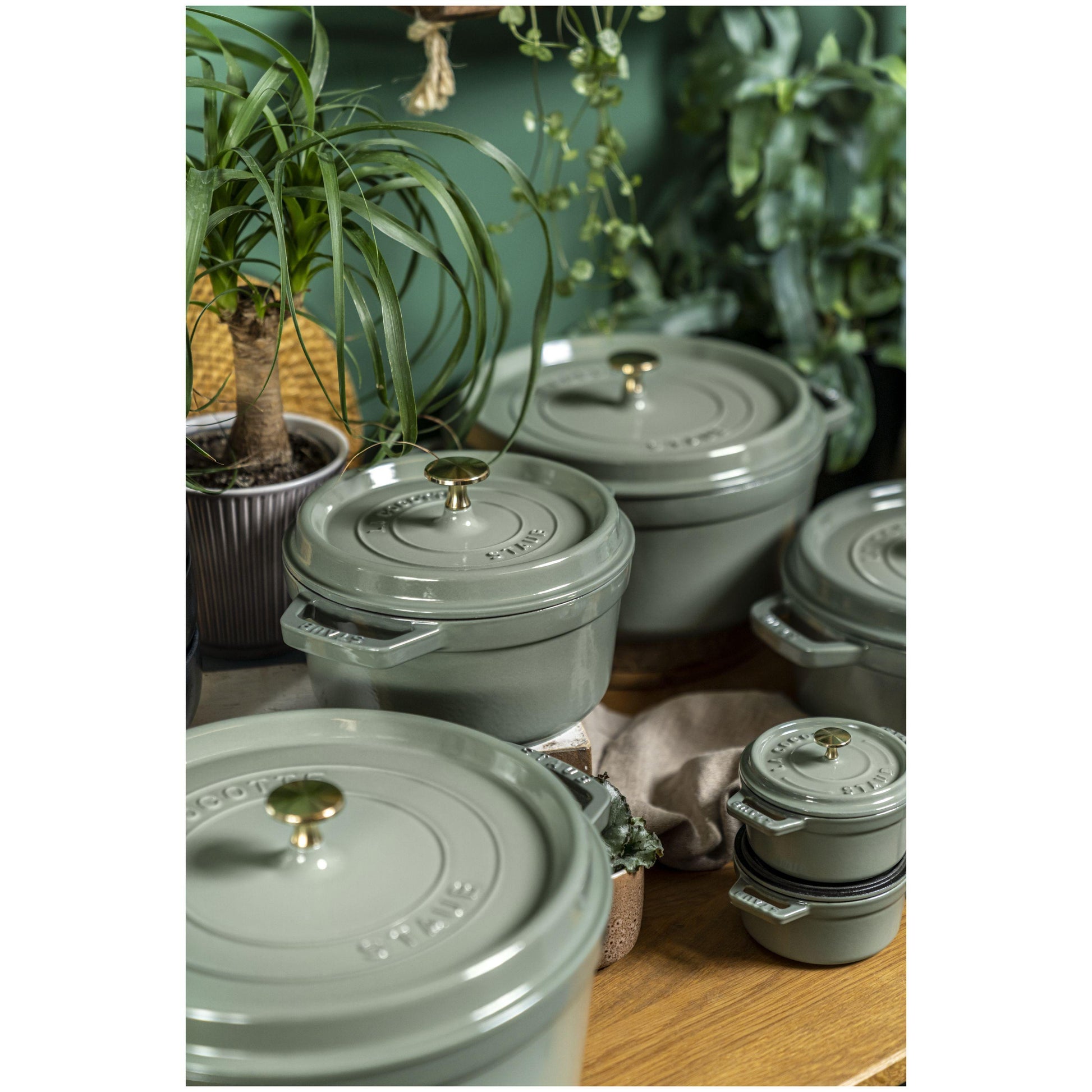 Staub 6.75 Liter Cast Iron Round Cocotte 1023970 IMAGE 8