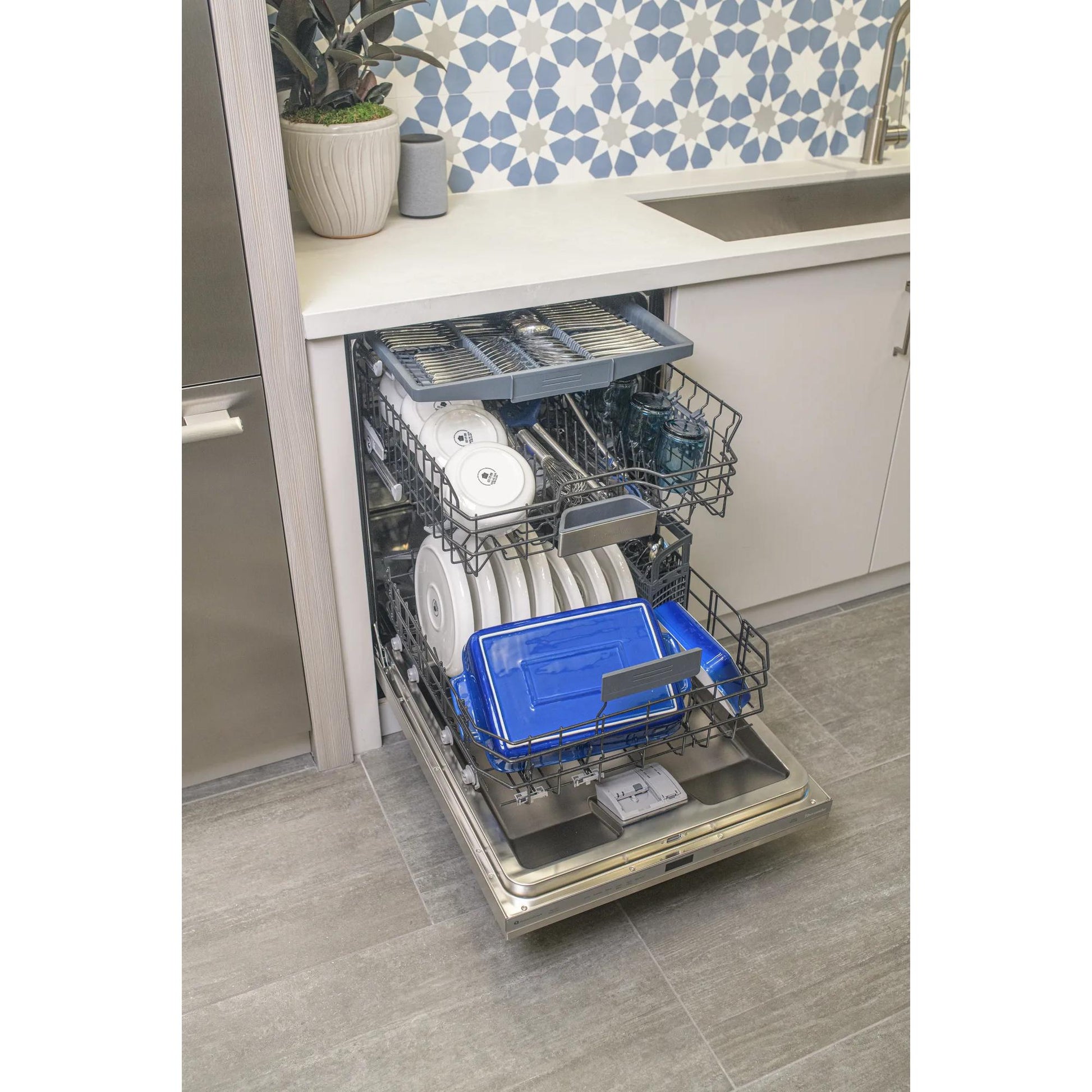 Thermador 24-inch Built-in Dishwasher with Professional Handle DWHD640EFP IMAGE 8