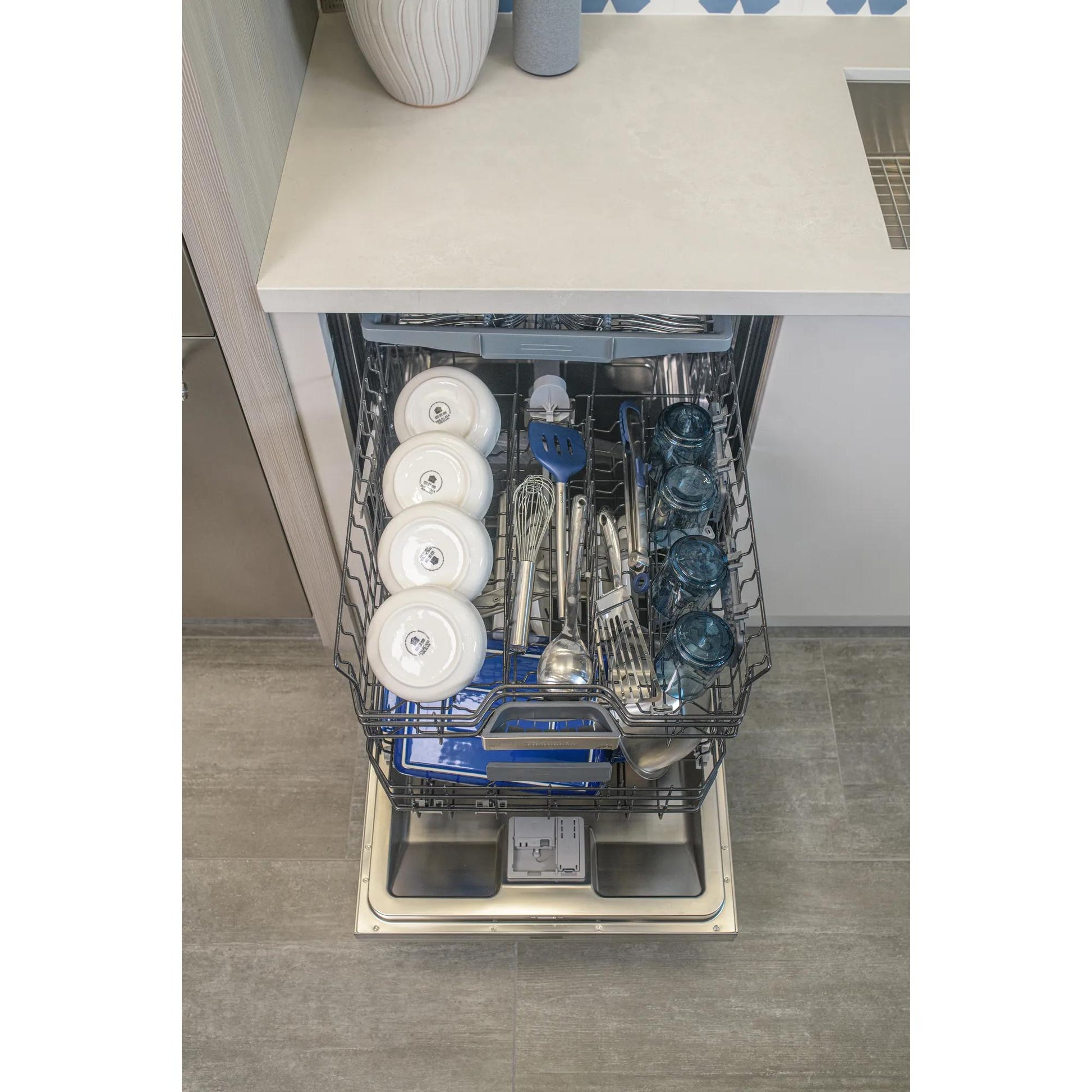 Thermador 24-inch Built-in Dishwasher with Professional Handle DWHD640EFP IMAGE 9