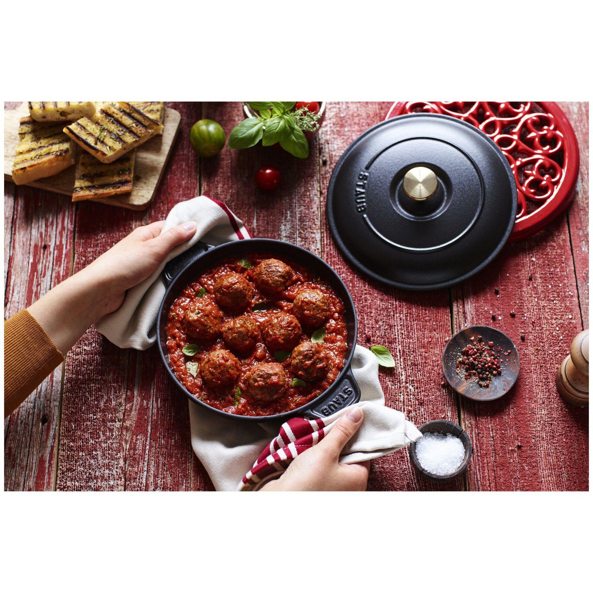 Staub Cast Iron Round Oven Dish with Lid 1004131 IMAGE 3