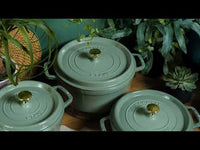 Staub 5.25 Liter Cast Iron Round Cocotte 1023968 EXTERNAL_VIDEO 1