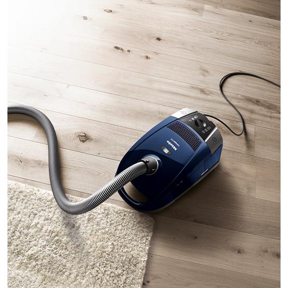 Miele Canister Vacuum Cleaner with 1200 Watts 41DAE437CDN IMAGE 4